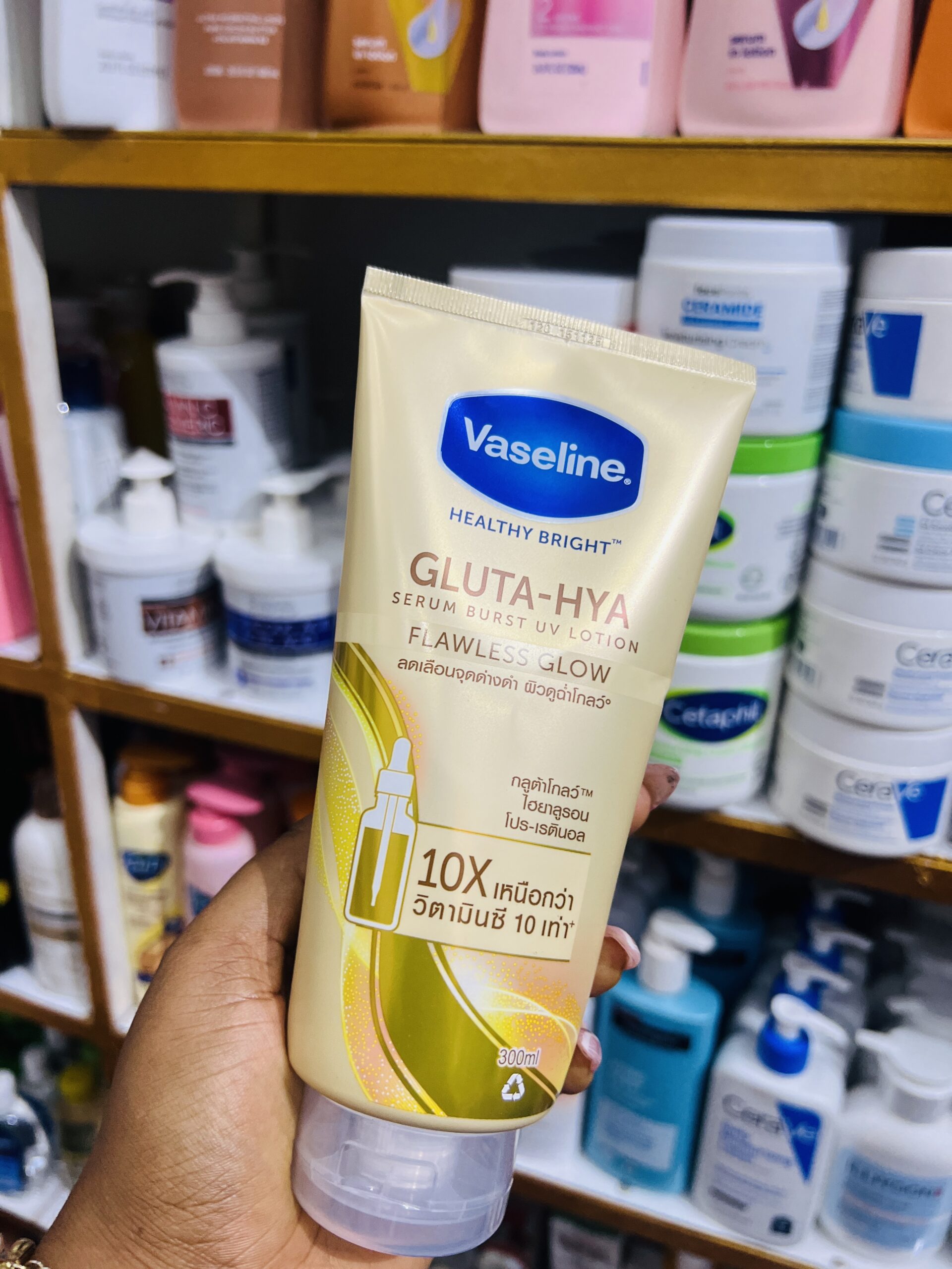 Vaseline glutha hya flawless glow body serum